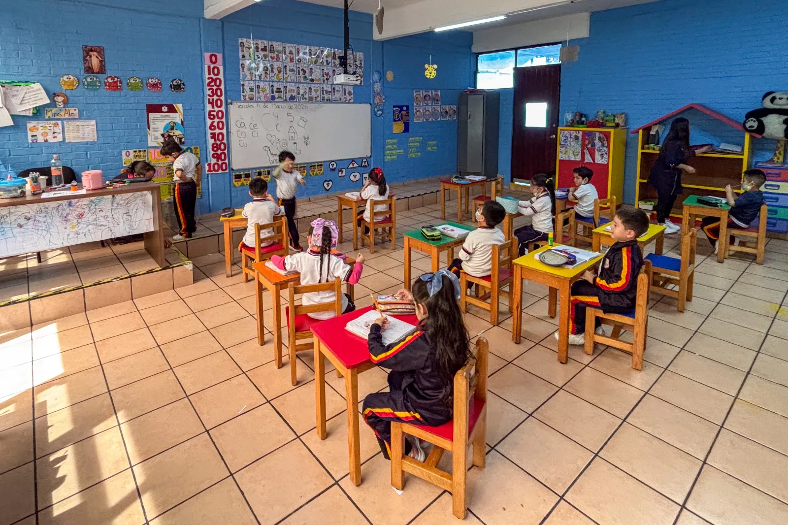 Niñas y niños de preescolar jugando y aprendiendo